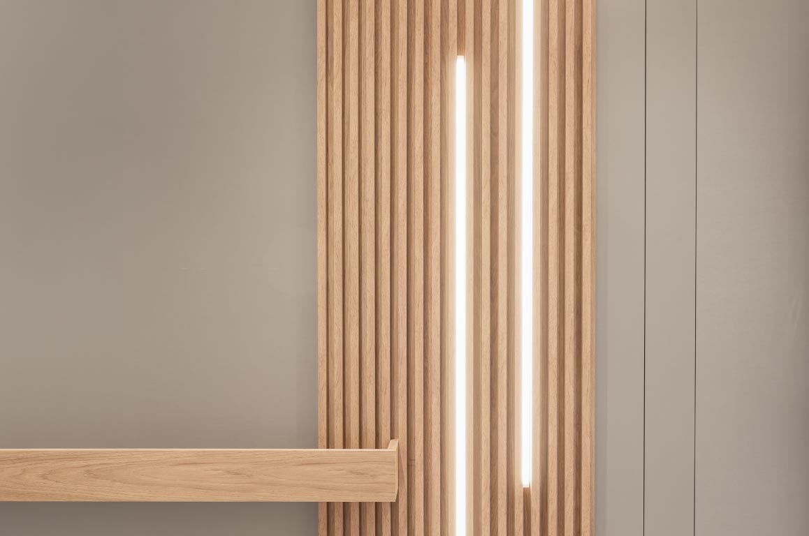 Detalhe de painel ripado com iluminação em LED — marcenaria Nest
